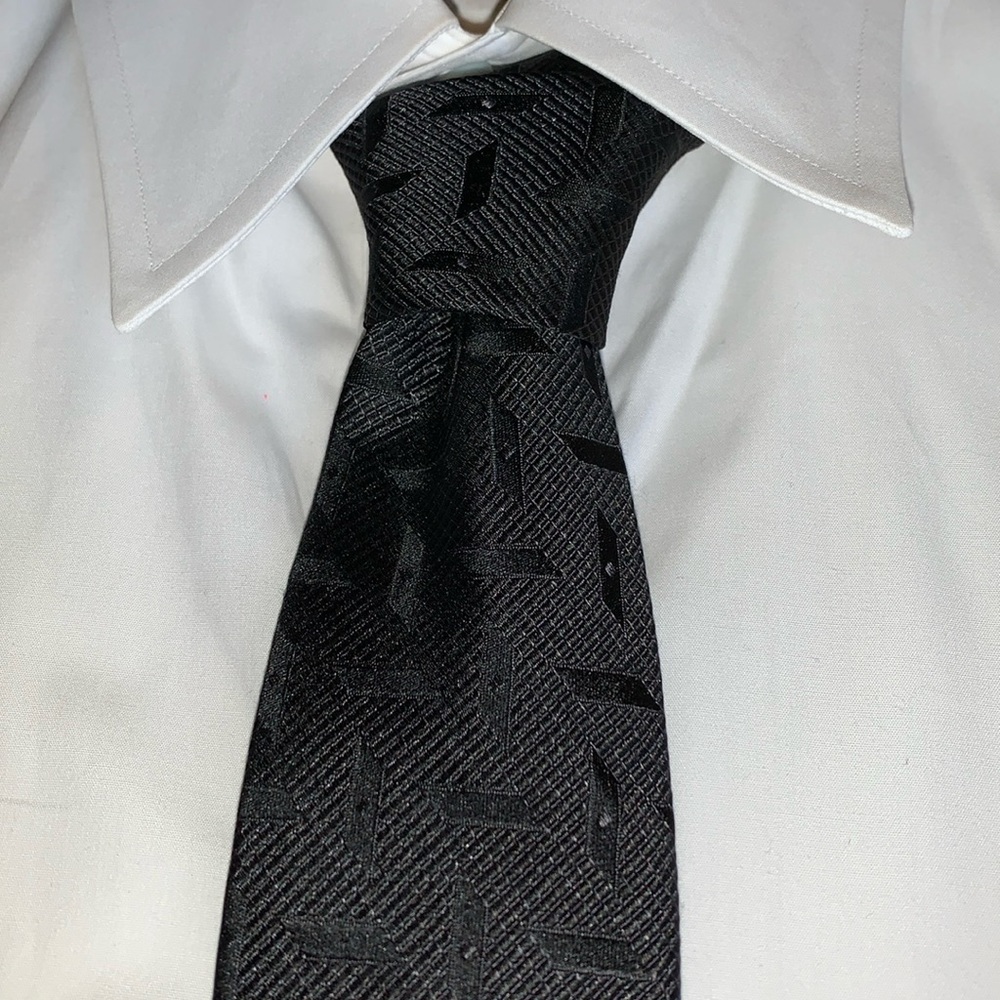 Joseph Abboud - two tone black hatch patterned 100% silk tie.